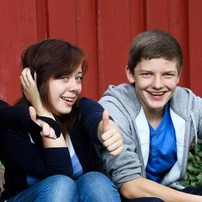 Symbolbild: Mehrere Jugendliche zeigen "Daumen hoch"